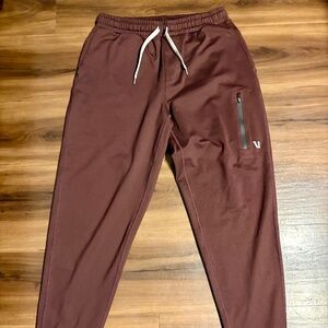 Vuori Sunday Performance Joggers – Men’s Small – Maroon — Pristine Condition